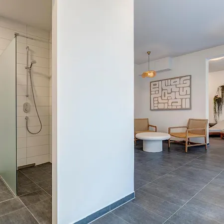 C6 - Mit Grossem, Ueberdachten Suedbalkon Im 